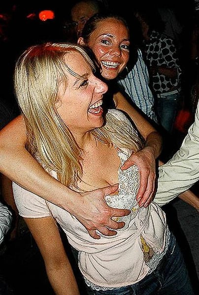 Дівчата хапають одна одну за груди (95 фото) – фото 2