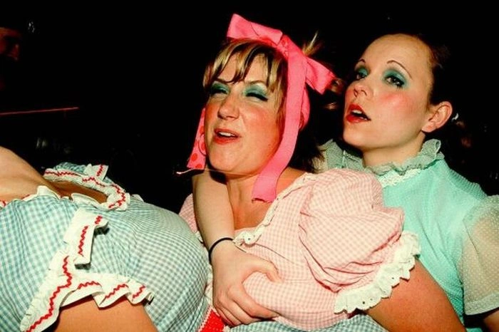 Дівчата хапають одна одну за груди (95 фото) – фото 5