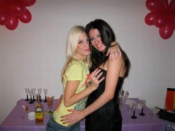 Дівчата хапають одна одну за груди (95 фото) – фото 11