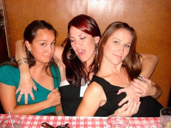 Дівчата хапають одна одну за груди (95 фото) – фото 12