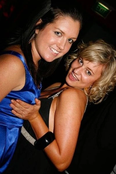 Дівчата хапають одна одну за груди (95 фото) – фото 14