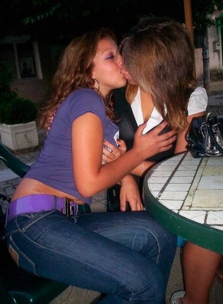 Дівчата хапають одна одну за груди (95 фото) – фото 15