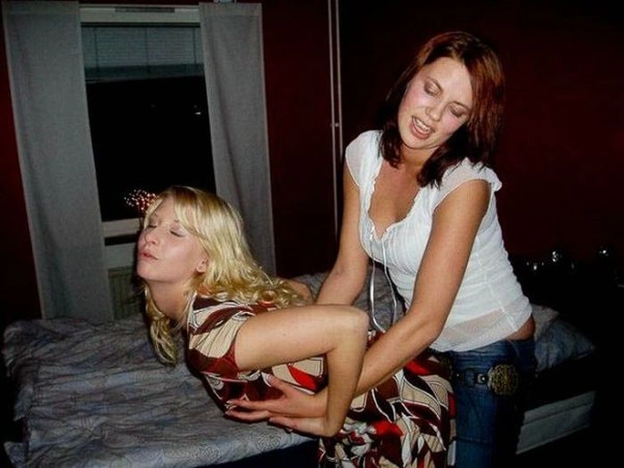 Дівчата хапають одна одну за груди (95 фото) – фото 24