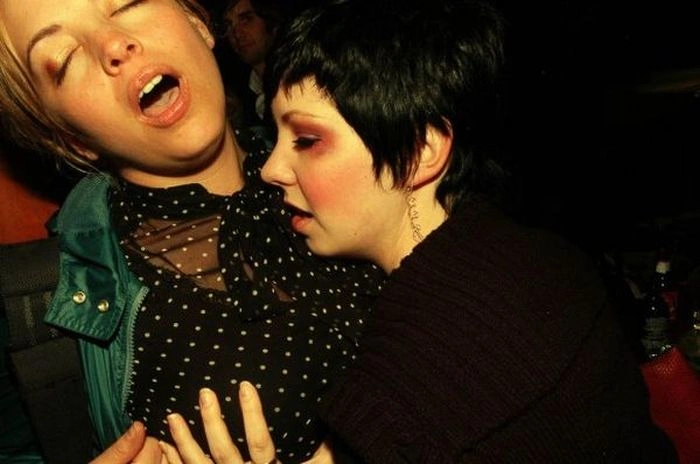 Дівчата хапають одна одну за груди (95 фото) – фото 27