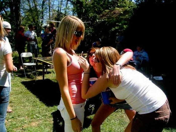 Дівчата хапають одна одну за груди (95 фото) – фото 33