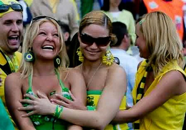 Дівчата хапають одна одну за груди (95 фото) – фото 34