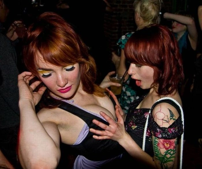 Дівчата хапають одна одну за груди (95 фото) – фото 39