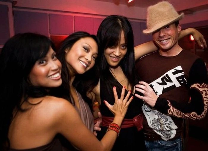 Дівчата хапають одна одну за груди (95 фото) – фото 40