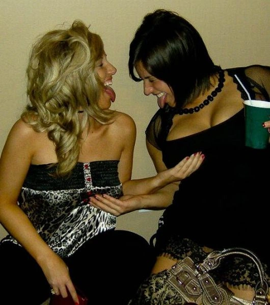 Дівчата хапають одна одну за груди (95 фото) – фото 47