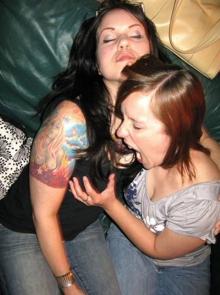 Дівчата хапають одна одну за груди (95 фото) – фото 48