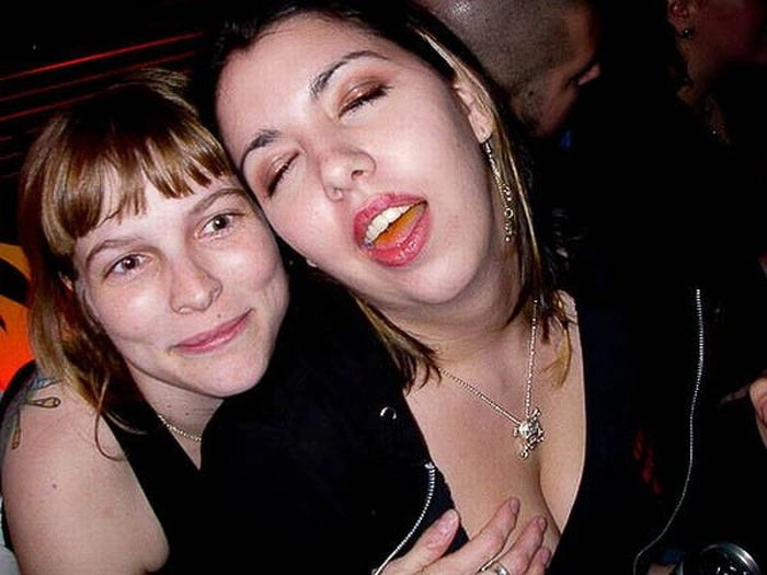 Дівчата хапають одна одну за груди (95 фото) – фото 51