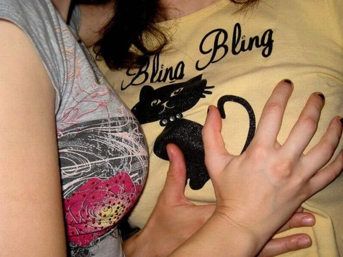 Дівчата хапають одна одну за груди (95 фото) – фото 53