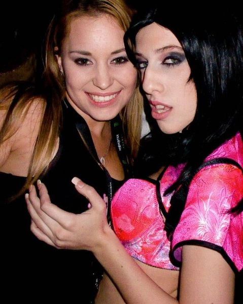 Дівчата хапають одна одну за груди (95 фото) – фото 68