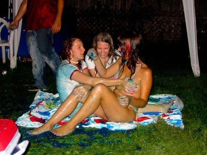 Дівчата хапають одна одну за груди (95 фото) – фото 75