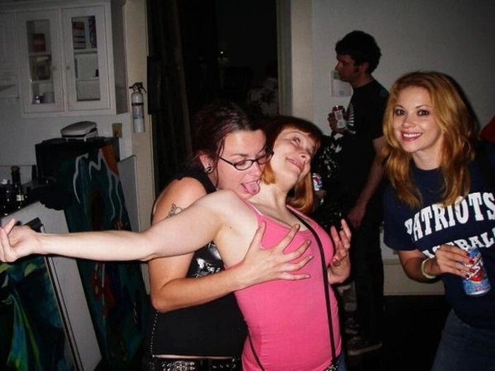 Дівчата хапають одна одну за груди (95 фото) – фото 81