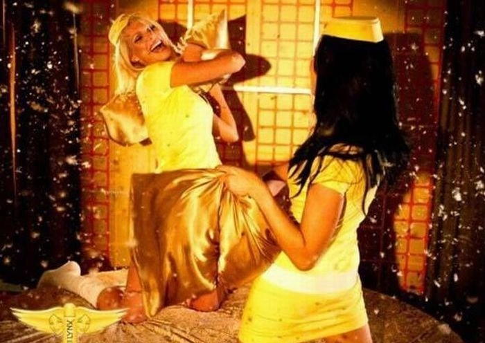 Милі дівчата б'ються подушками (23 фото) – фото 4