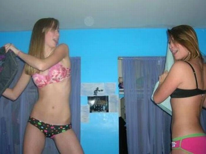 Милі дівчата б'ються подушками (23 фото) – фото 7