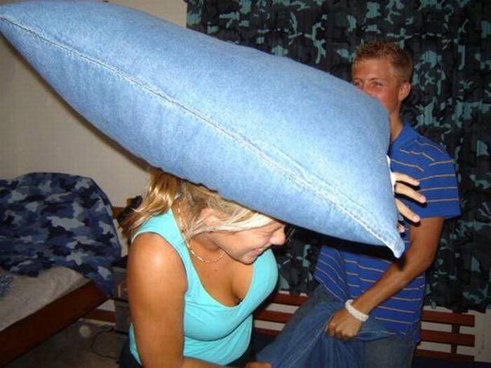 Милі дівчата б'ються подушками (23 фото) – фото 12