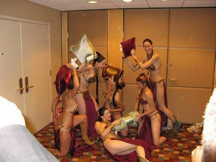 Милі дівчата б'ються подушками (23 фото) – фото 14