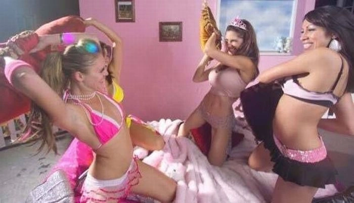 Милі дівчата б'ються подушками (23 фото) – фото 17