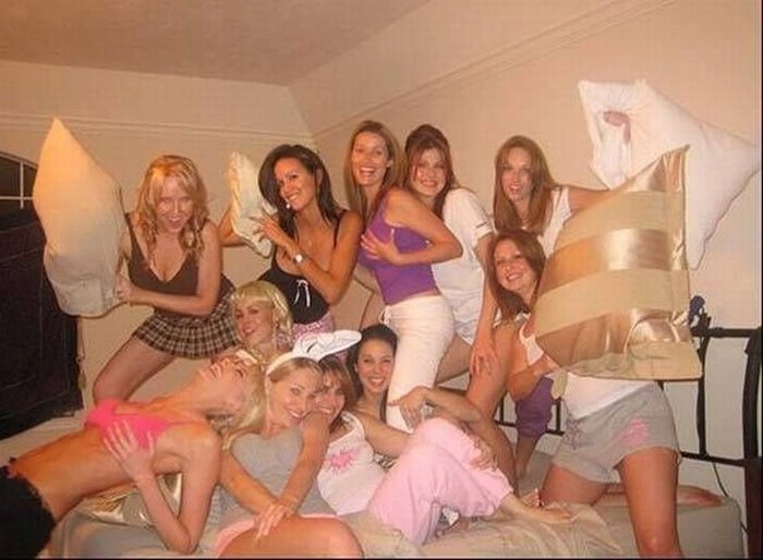 Милі дівчата б'ються подушками (23 фото) – фото 22