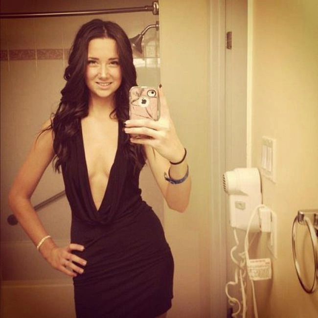 Дівчата фотографують своє відображення в дзеркалі (36 фото) – фото 13