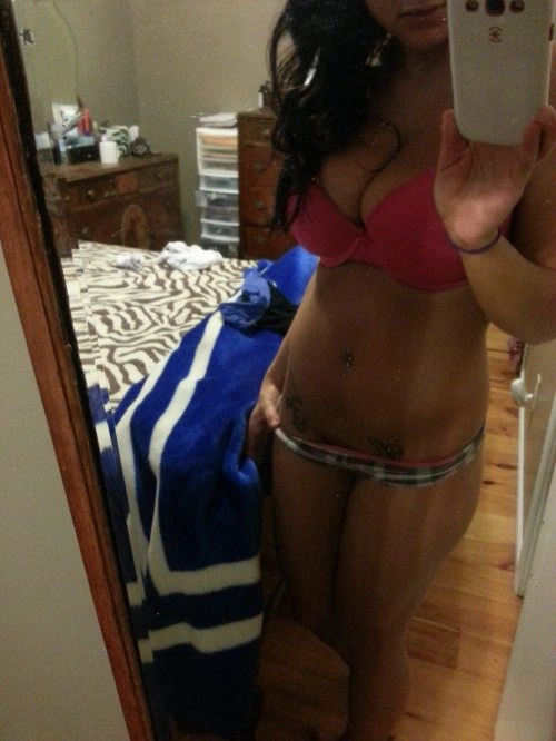 Дівчата фотографують своє відображення в дзеркалі (36 фото) – фото 16