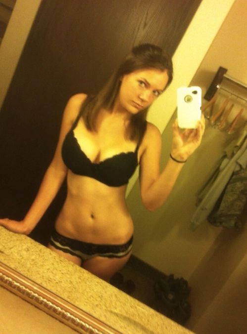 Дівчата фотографують своє відображення в дзеркалі (36 фото) – фото 18