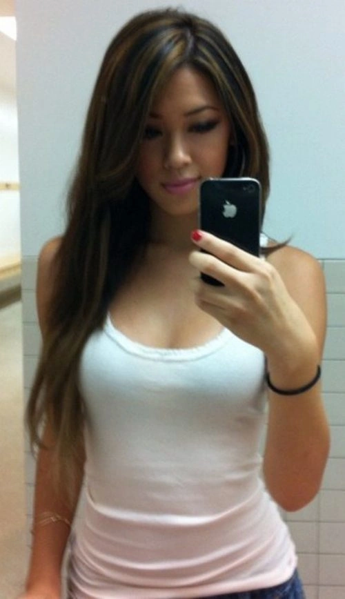 Дівчата фотографують своє відображення в дзеркалі (36 фото) – фото 26