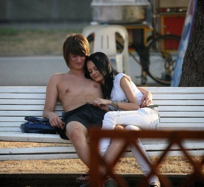 Гарні дівчата, які роблять дивні речі. Частина 3 (50 фото)