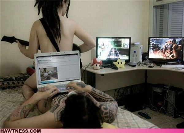 Гарні дівчата, які роблять дивні речі. Частина 3 (50 фото) – фото 20