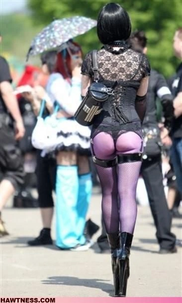 Гарні дівчата, які роблять дивні речі. Частина 3 (50 фото) – фото 23