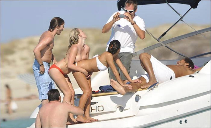 Дівчата на пляжі топлес (50 фото) – фото 44