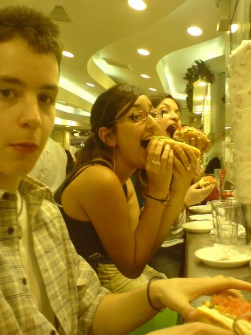 Дівчата їдять хот-доги (78 фото) – фото 33