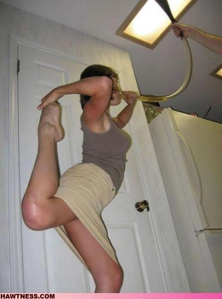 Чарівні дівчата, які займаються дивними речами (70 фото) – фото 17