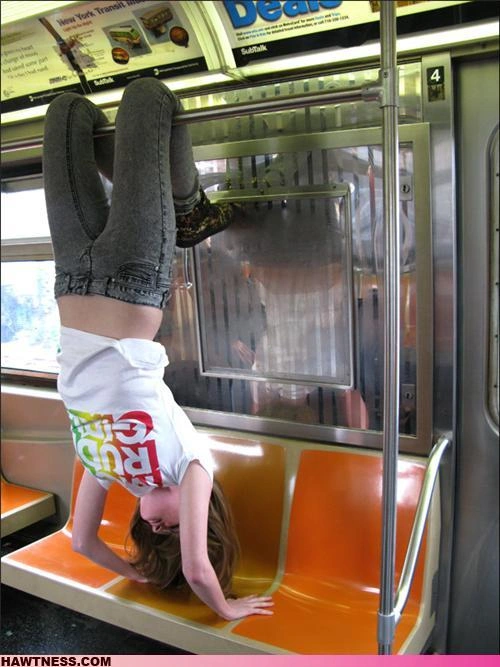 Чарівні дівчата, які займаються дивними речами (70 фото) – фото 32