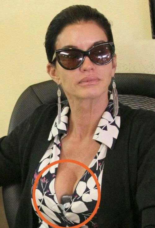 Щось не вміщається в декольте (21 фото) – фото 2