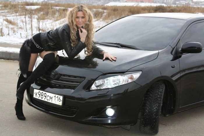Наші дівчата та їх автомобілі (28 фото)