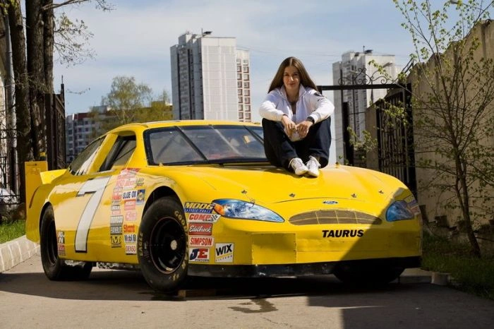 Наші дівчата та їх автомобілі (28 фото) – фото 13