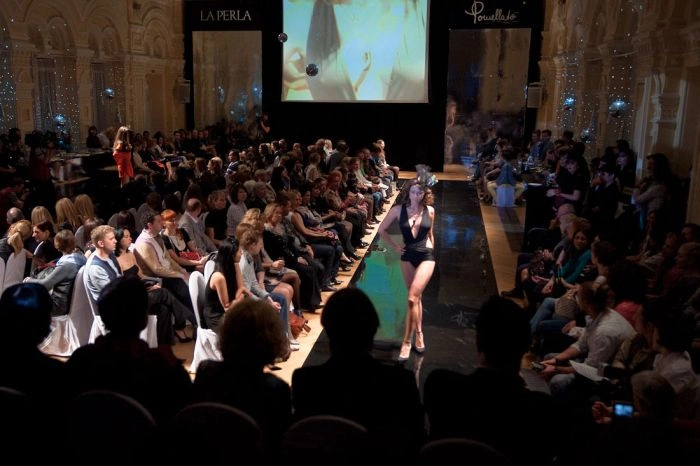 Демонстрація білизни в ГУМі (31 фото) – фото 23