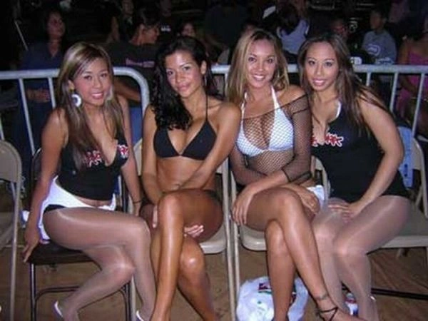 Дівчата з плакатами (85 фото) – фото 7