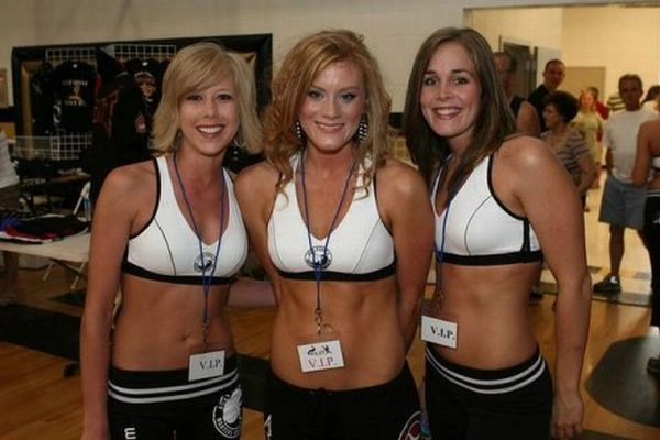 Дівчата з плакатами (85 фото) – фото 23