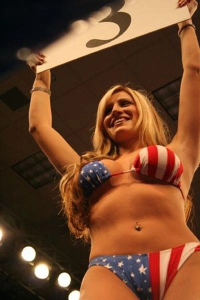 Дівчата з плакатами (85 фото) – фото 57