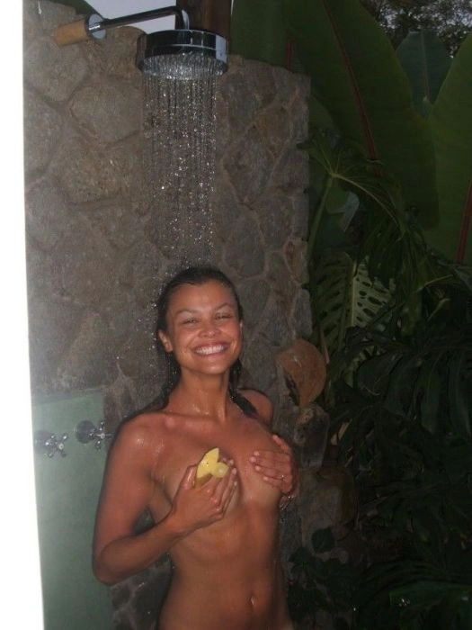 Дівчата, що прикриваються рукою. Частина 3 (24 фото) – фото 3