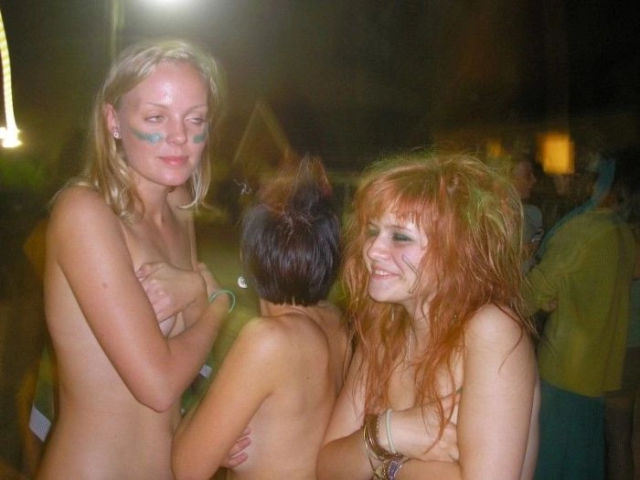 Дівчата, що прикриваються рукою. Частина 3 (24 фото) – фото 12