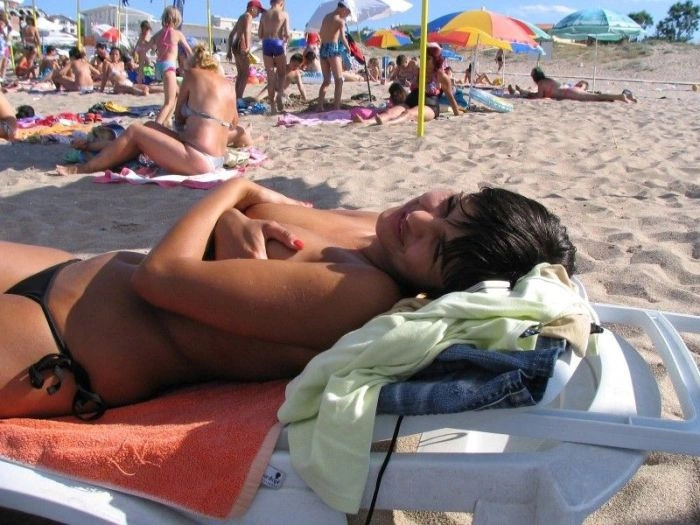 Дівчата, що прикриваються рукою. Частина 3 (24 фото) – фото 17