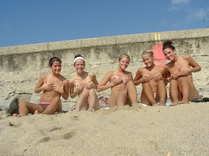 Дівчата, що прикриваються рукою. Частина 3 (24 фото) – фото 21