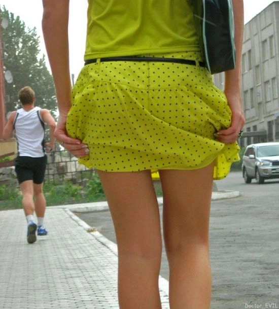 Дівчата, у яких занадто короткі спідниці (111 фото)