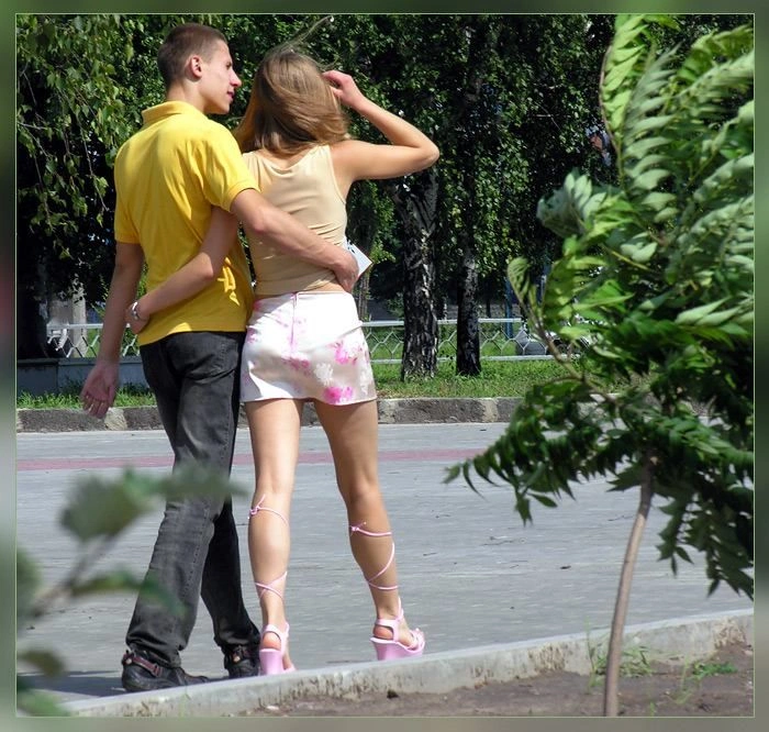 Дівчата, у яких занадто короткі спідниці (111 фото)