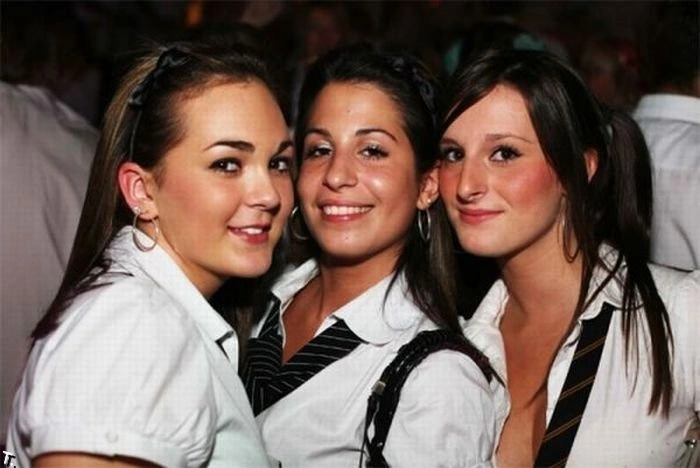 Дівчата в шкільній формі в нічних клубах (100 фото) – фото 27